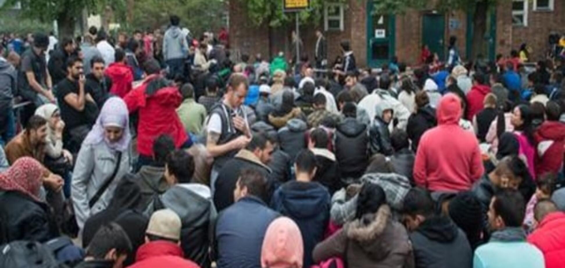 Социологи: Массовый приток беженцев все больше беспокоит немцев