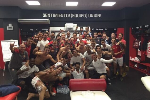 Коноплянка показал, что творилось в раздевалке 'Севильи' после победы над 'Барселоной'