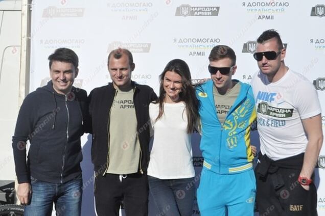 Футболисты 'Днепра' сели на велосипеды, чтобы помочь армии