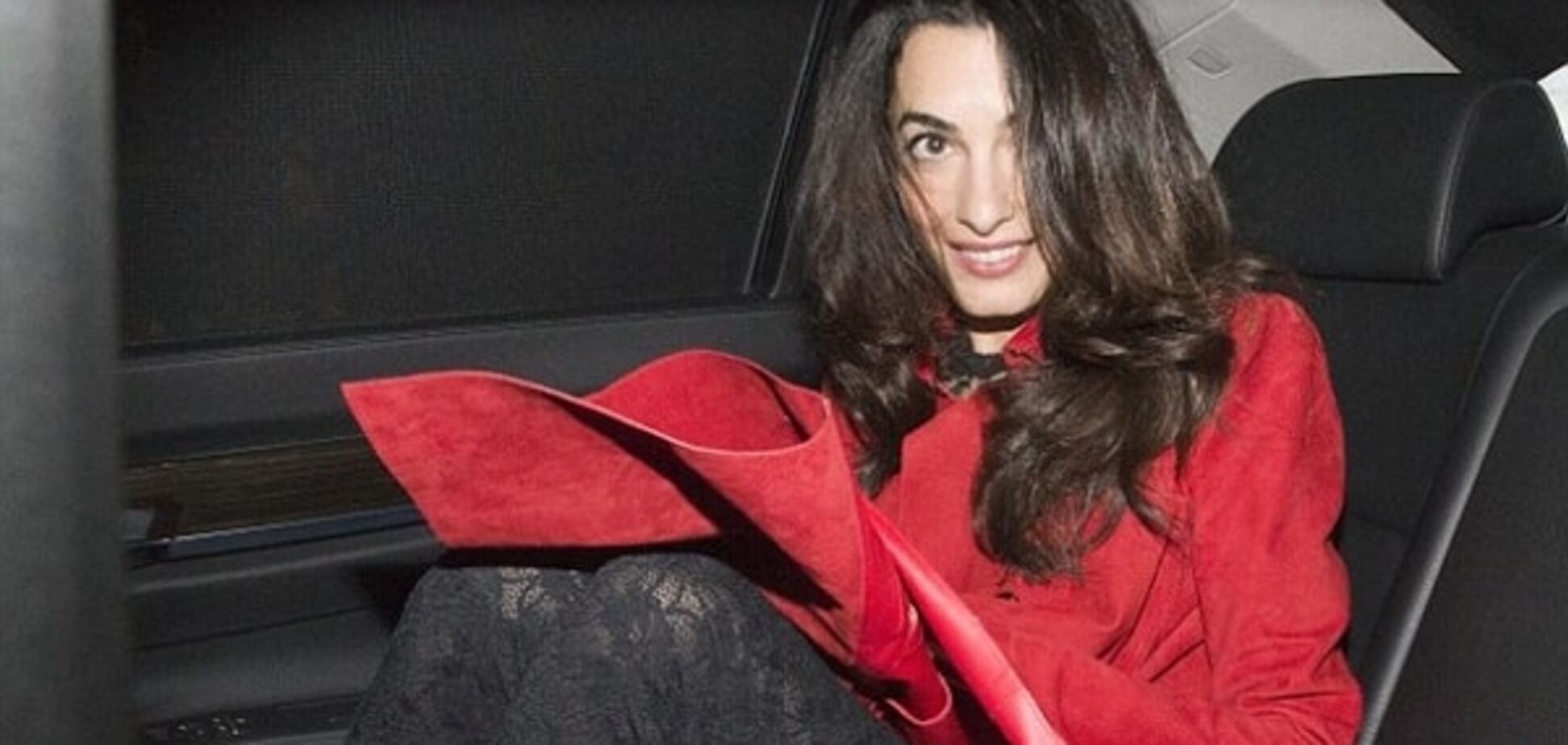 Амаль Клуни показала, как не стоит садиться в авто в коротком платье