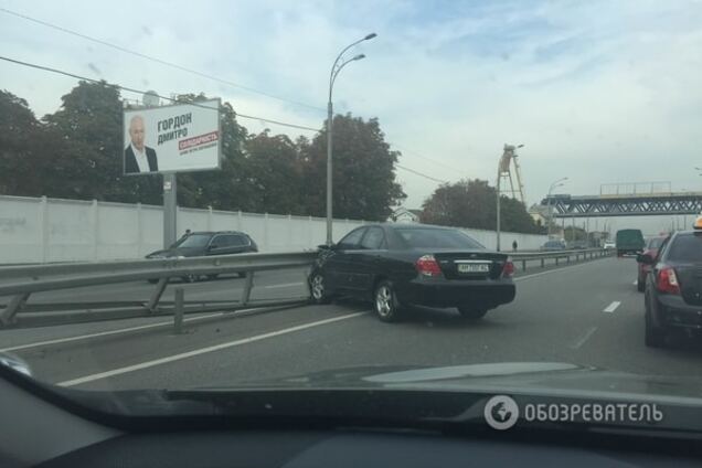 В Киеве Toyota 'впечаталась' в отбойник: фото с места ДТП