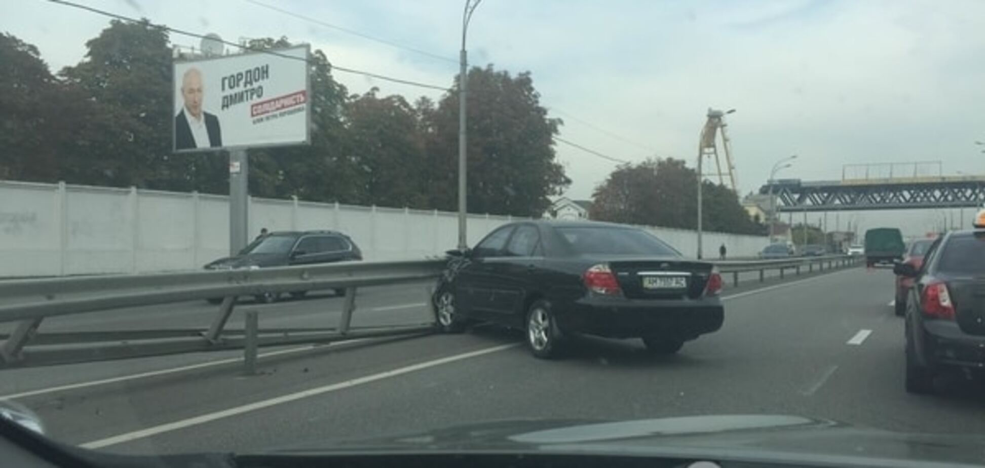 В Киеве Toyota 'впечаталась' в отбойник: фото с места ДТП