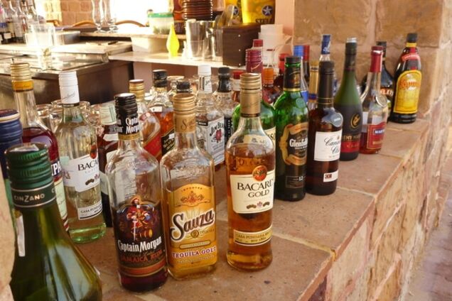 Медведев распорядился уничтожить в России весь санкционный алкоголь