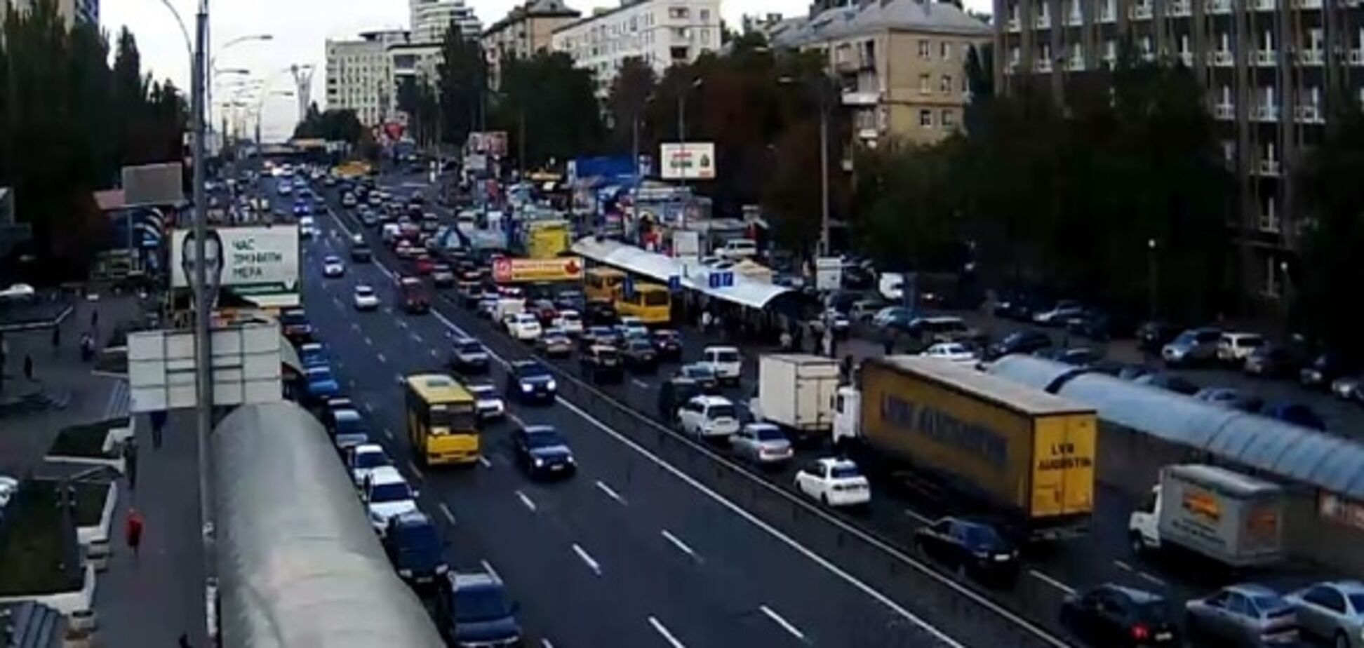В Киеве авария на Дружбы Народов спровоцировала пробку