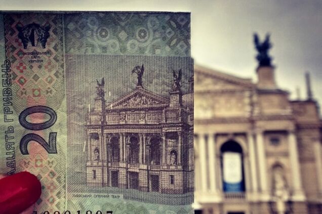 Денежный флешмоб: сеть заполонили фото купюр на фоне исторических зданий