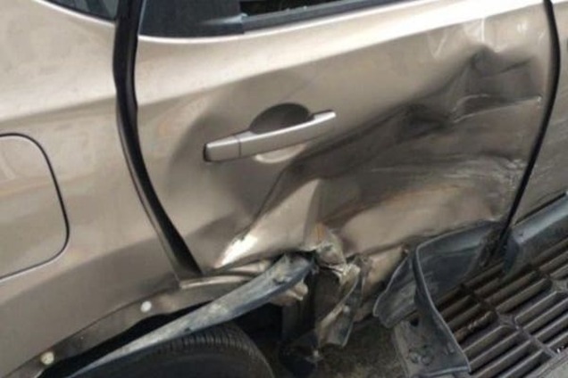 В Киеве наглый мотоциклист разбил машину и скрылся: фото с места ДТП