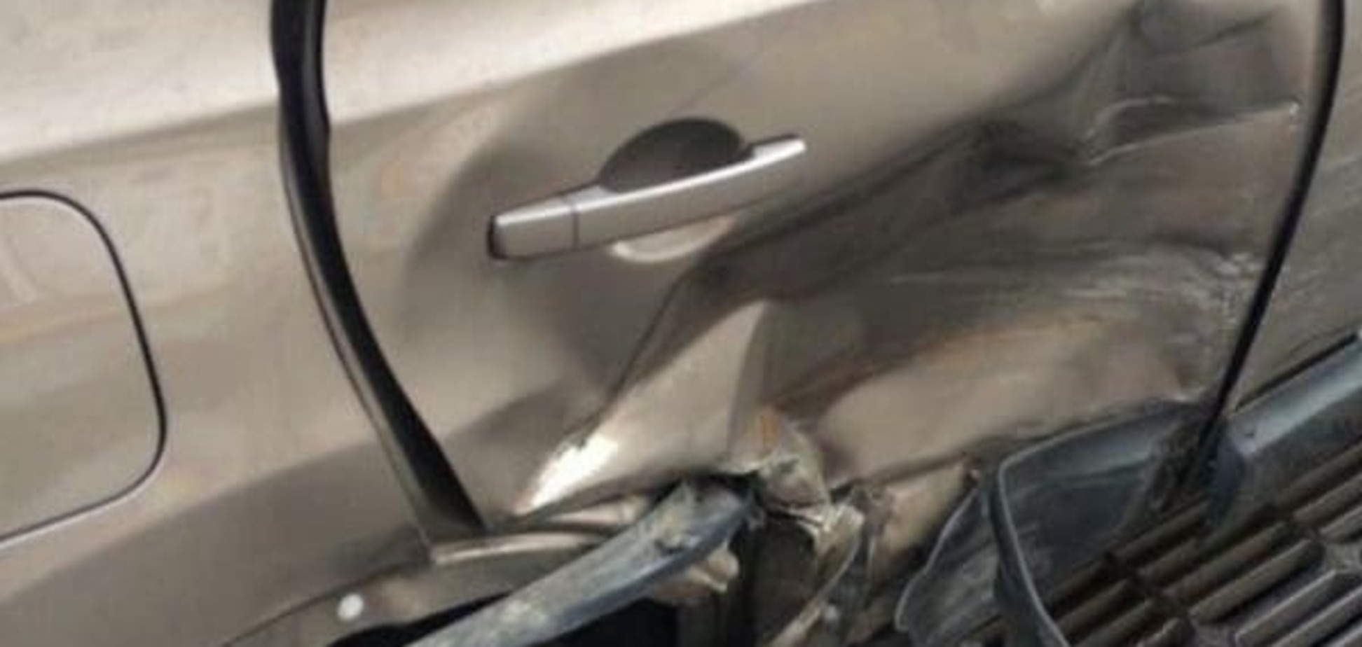 В Киеве наглый мотоциклист разбил машину и скрылся: фото с места ДТП