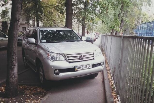 В Киеве 'герой парковки' на авто с донецкими номерами перекрыл тротуар: фотофакт
