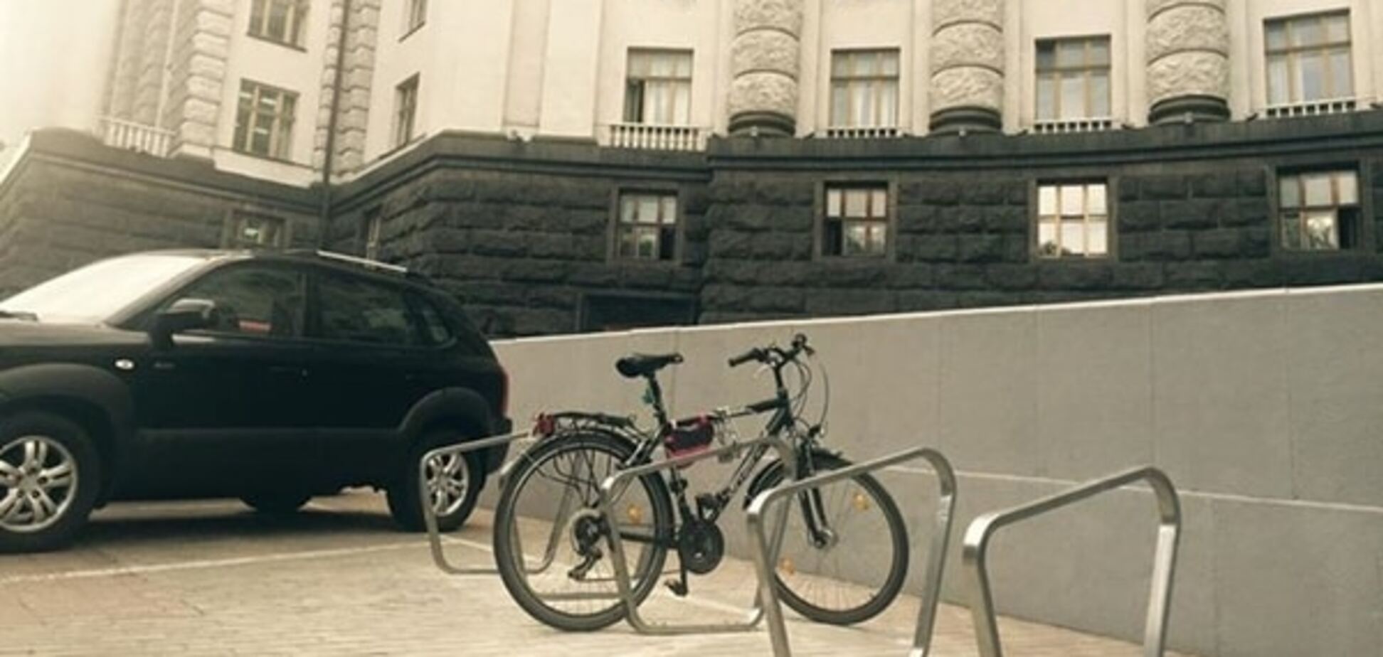 У соцмережі посміялися над парковкою для 'велосипеда Яценюка'