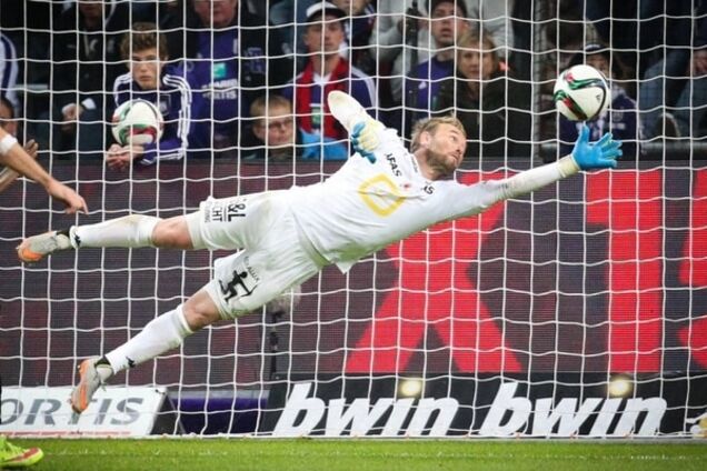 Супергерой! Вратарь-ветеран отбил три пенальти в одном матче: видео сэйвов