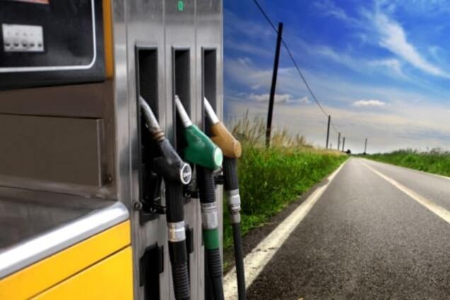 На украинских заправках цены на бензин подешевели: инфографика