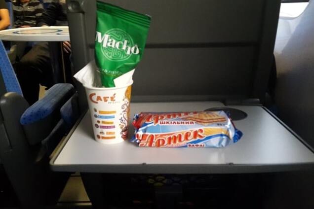 Роскошь не для всех: соцсети 'взорвала' цена на вафли в поезде Интерсити