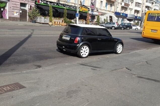 'Клоунам можно': водитель Mini эффектно заблокировал парковку. Фото героя