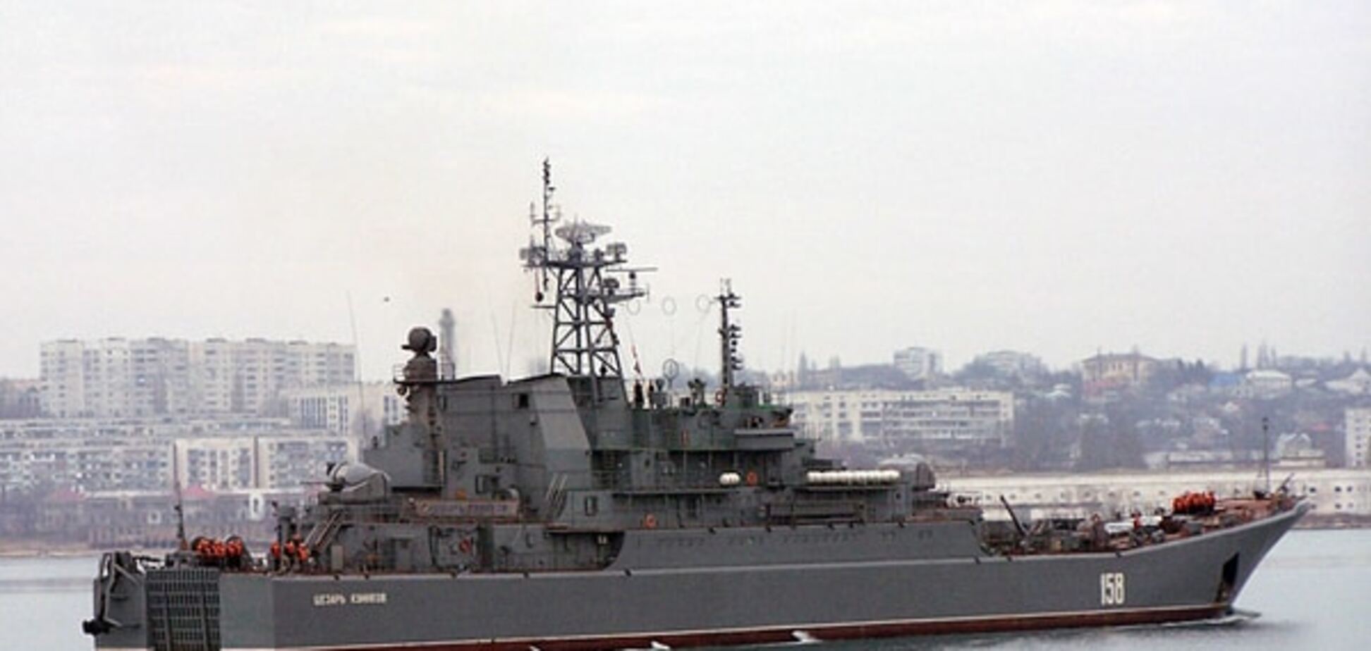 Россия отправила в Сирию боевой корабль с грузом оружия - СМИ