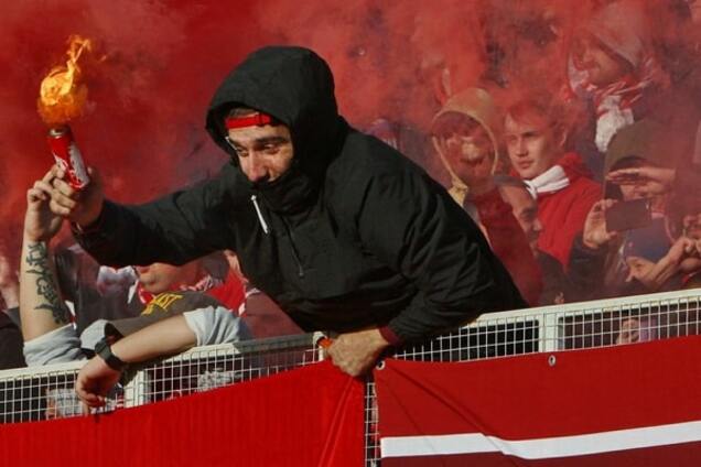 На стадіон будь-якими способами: російський уболівальник намагався пронести фаєр у своєму анусі