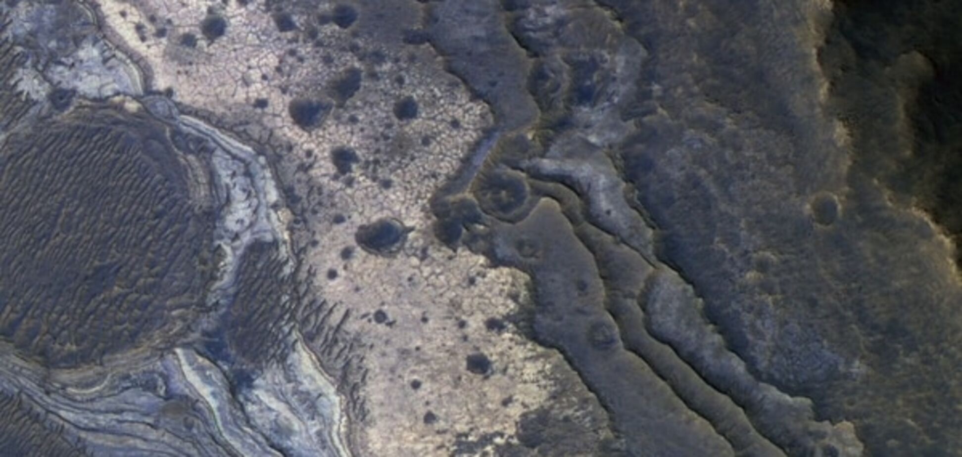 Тайна Красной планеты: NASA опубликовало редкие фото с орбиты Марса