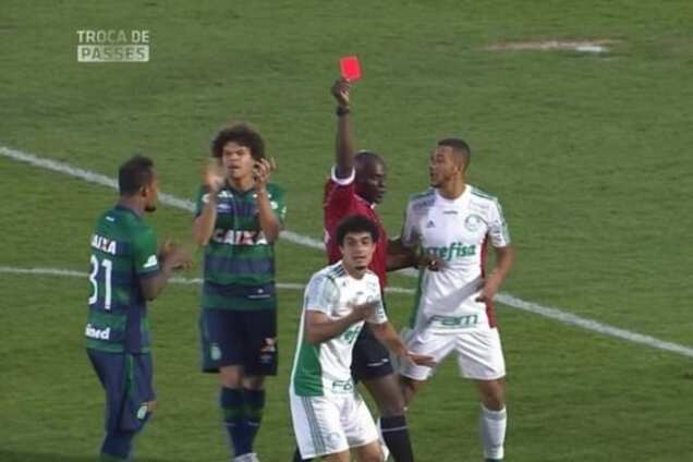 Курйоз року. Суддя видалив екс-гравця 'Дніпра' і залишив його на полі