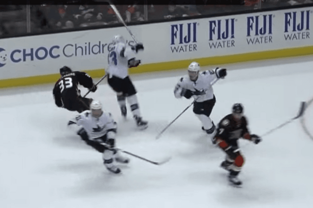 Хоккеиста оштрафовали на $440 000 за неправильный удар в голову: жестокое видео