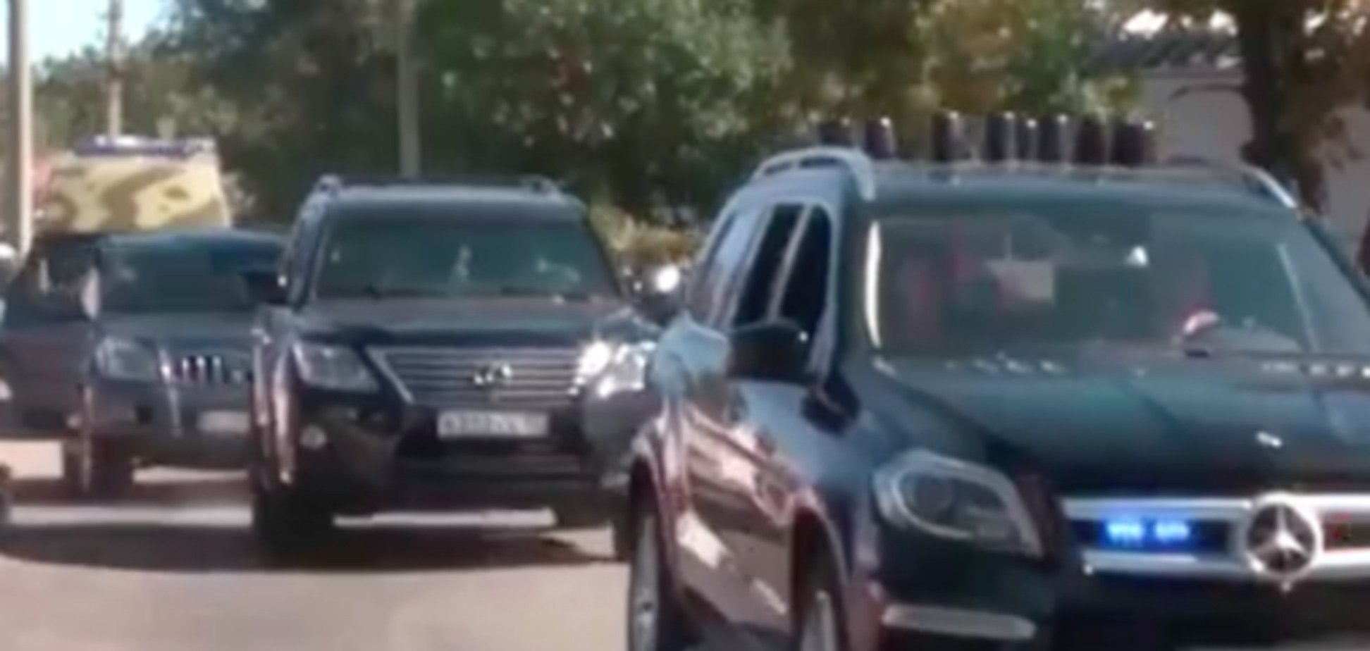 Скромная жизнь террориста. Захарченко прибыл в Горловку на трех люксовых авто: опубликовано фото, видео