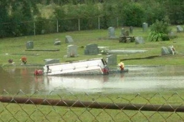 В США из-за потопа на кладбище всплыли гробы: видеофакт