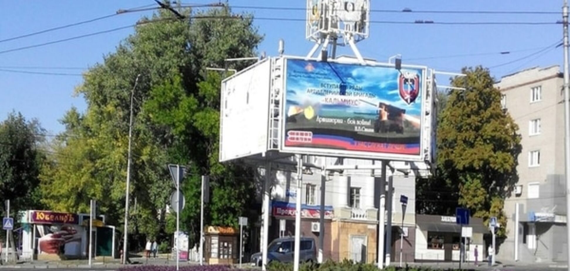Терористи на плакатах і порожнеча на вулицях: опубліковані нові фото 'столиці ДНР'