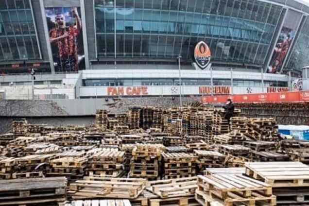 'Порожняк не гонит, а принимает': 'Донбасс Арену' завалили пустыми поддонами. Фотофакт