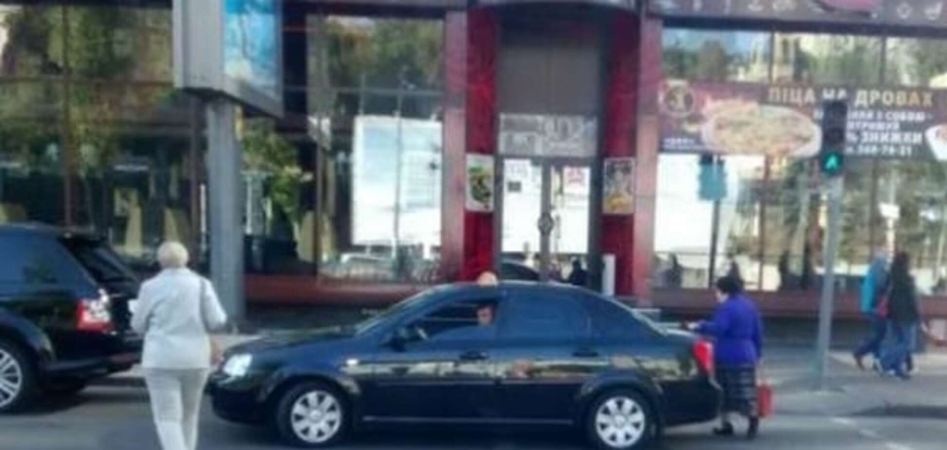 Таксист-хам дико нарушил правила парковки в центре Киева: фото 'героя'