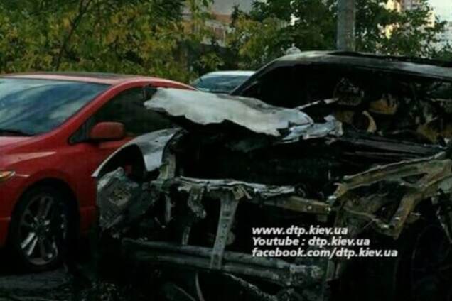 В Киеве ночью сожгли Porsche Cayenne: фото с места ЧП