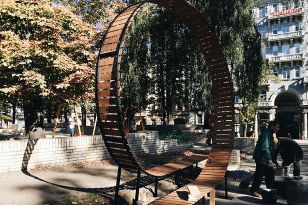 В киевском парке появилась лавочка-'американская горка': фотофакт