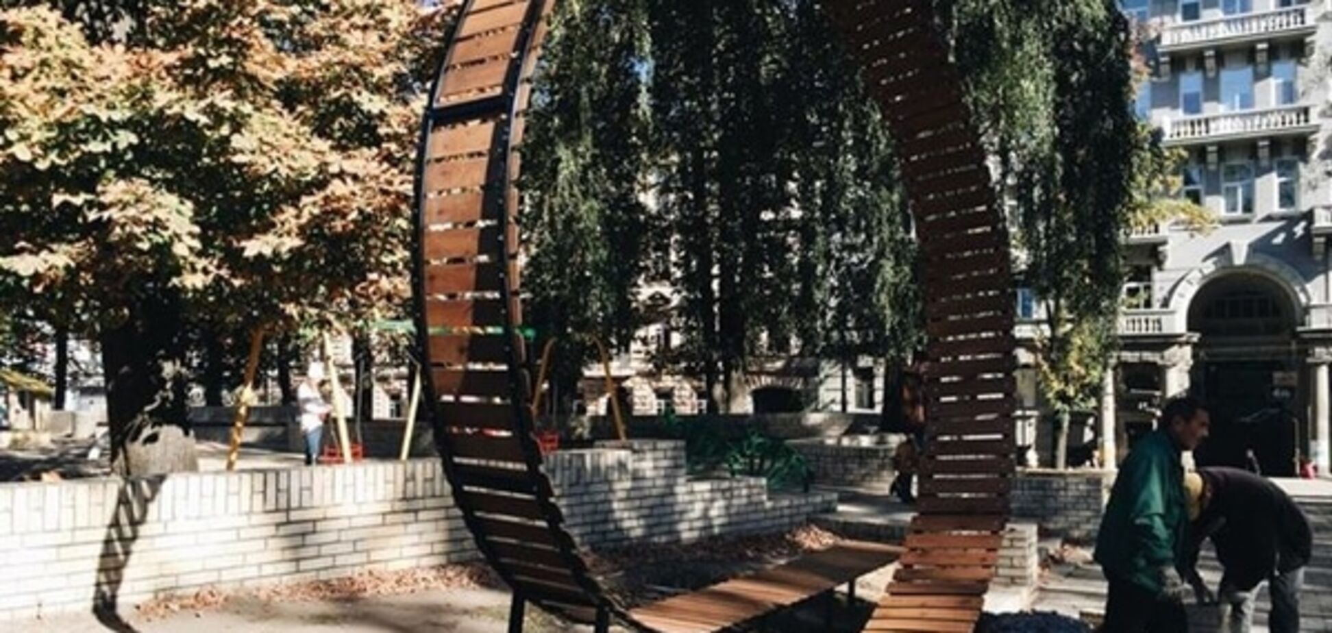 У київському парку з'явилася лавочка-'американська гірка': фотофакт
