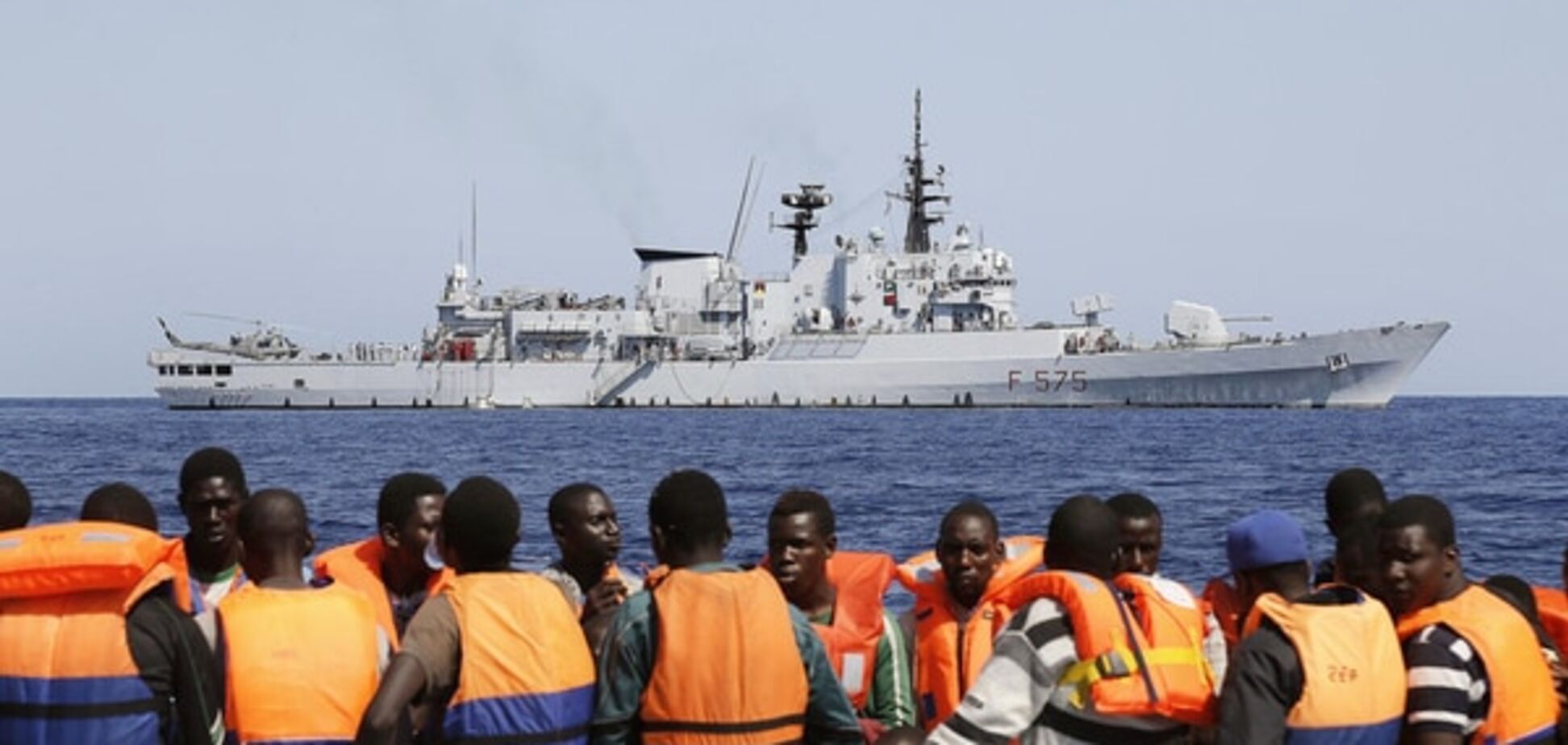 ЕС начал в Средиземном море операцию по перехвату нелегалов