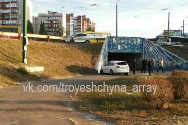 В Киеве автомобиль скатился по холму в переход: фотофакт