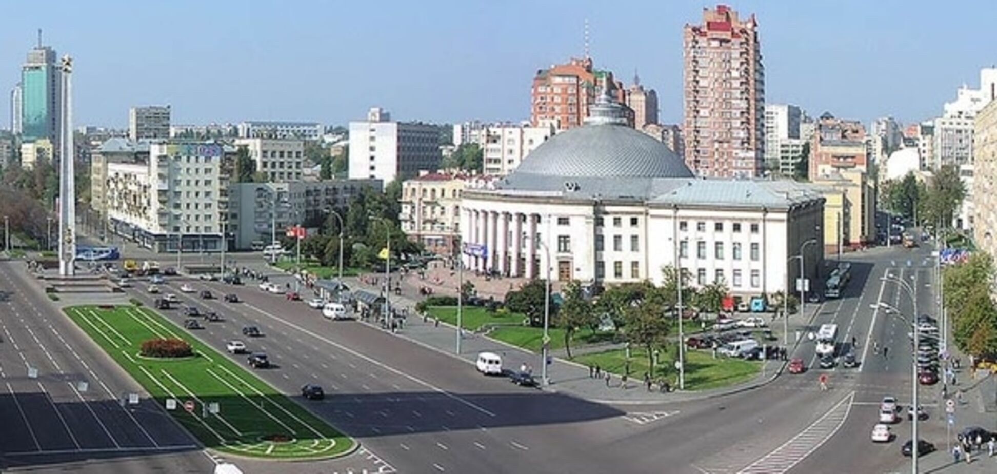 В Киеве асфальт просел через два месяца после 'ремонта': фотофакт