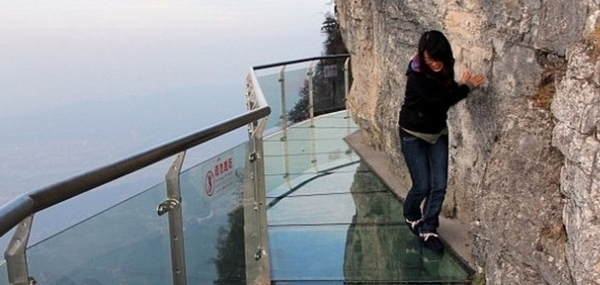 В Китае под ногами туристов треснул стеклянный мост