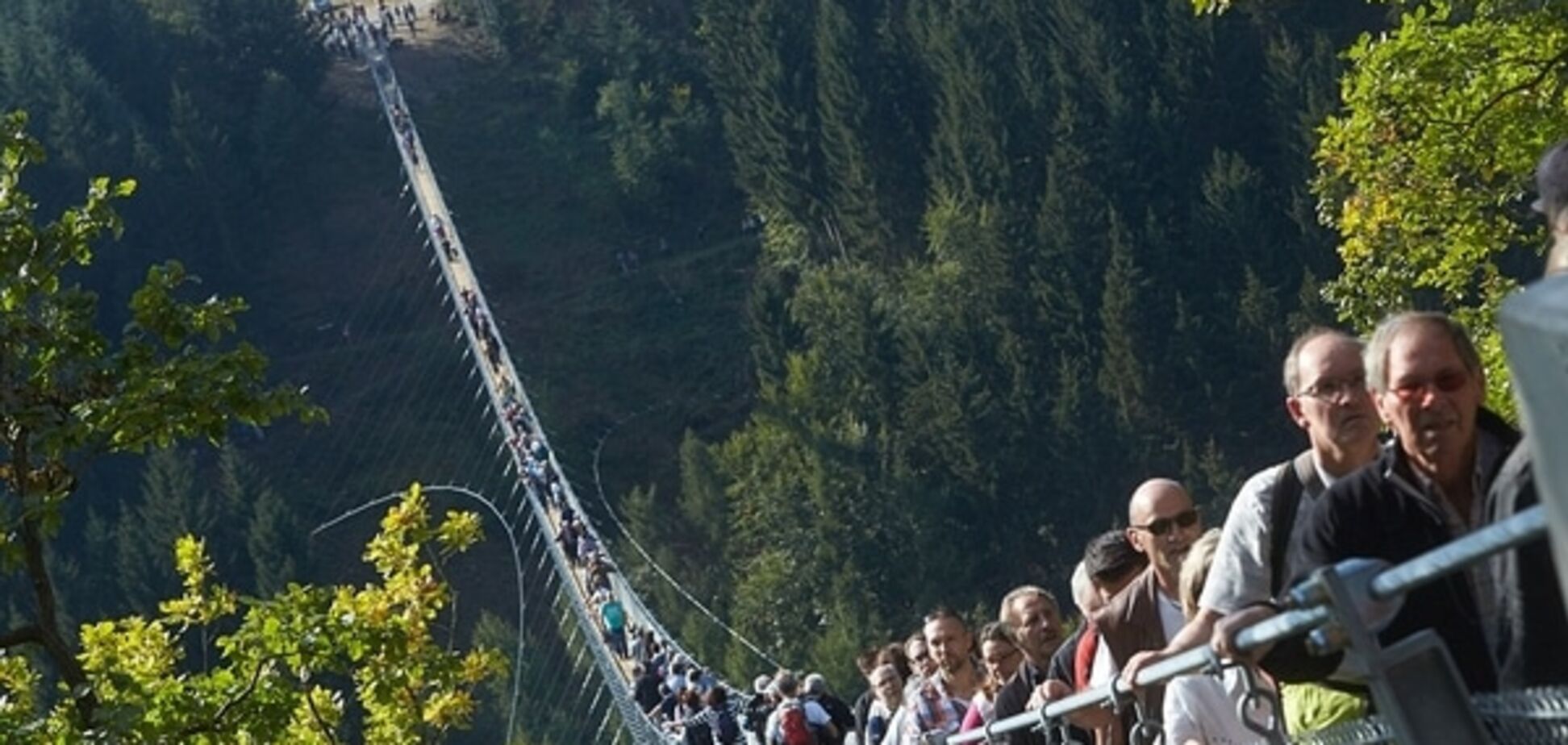 Аж дух захватывает: в Германии открыли подвесной мост для смелых туристов