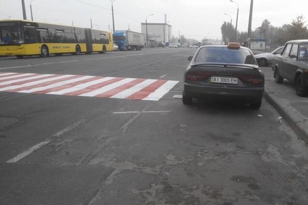 У Києві герой парковки зіпсував нову зебру