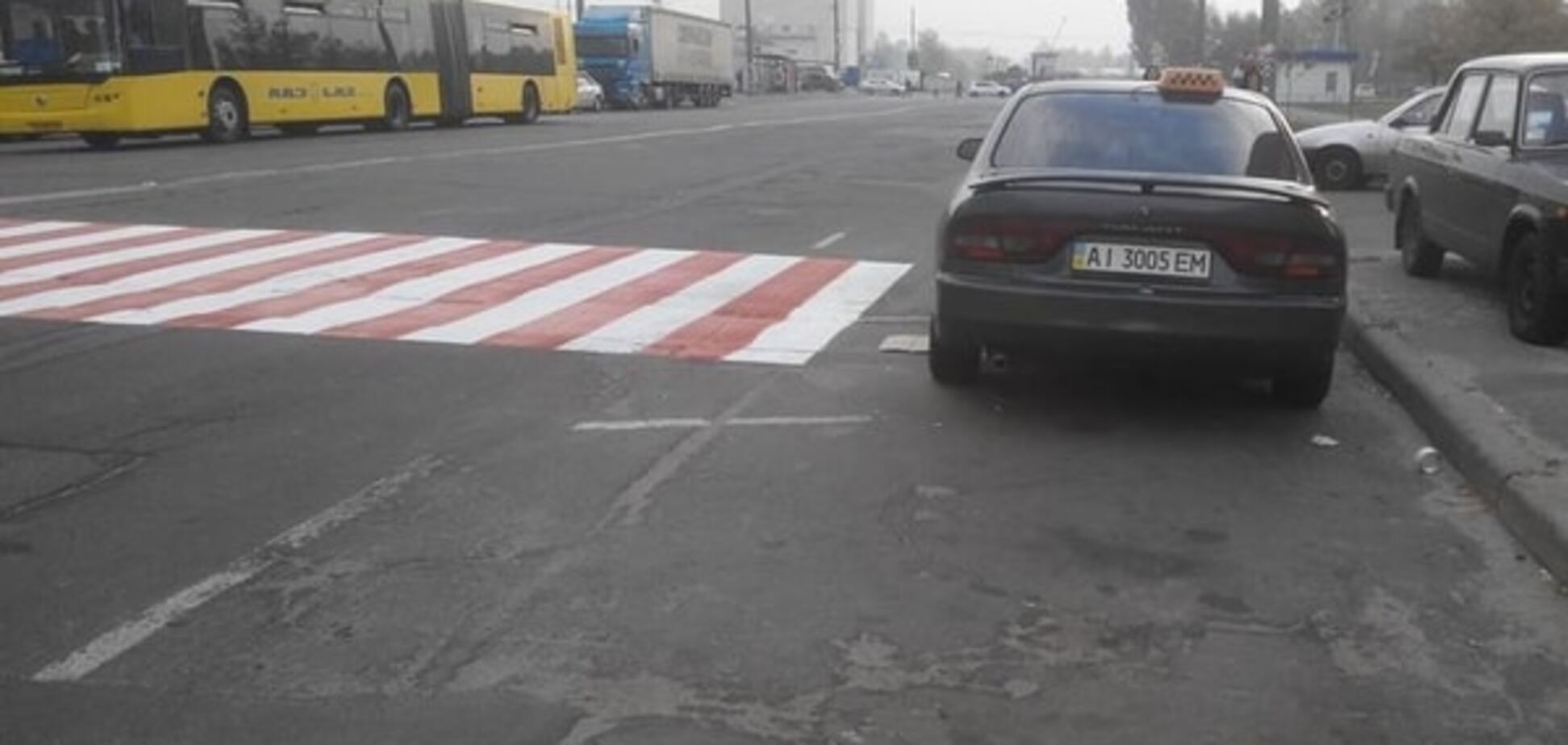 В Киеве герой парковки испортил новую 'зебру'
