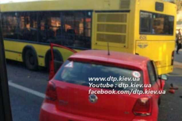 В Киеве 'ученик' за рулем протаранил автобус: опубликованы фото