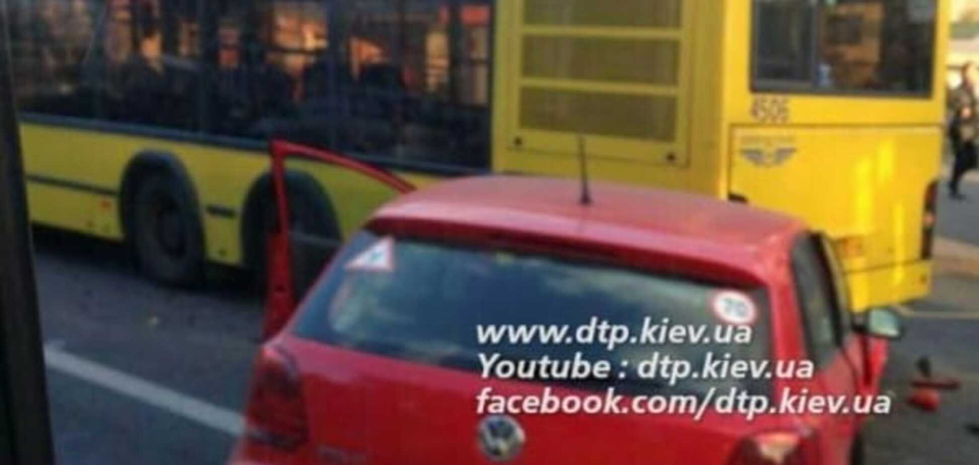 У Києві 'учень' за кермом протаранив автобус: опубліковані фото