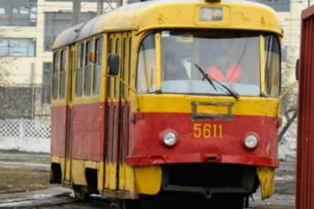 У Києві трамвай протягнув за собою пенсіонера