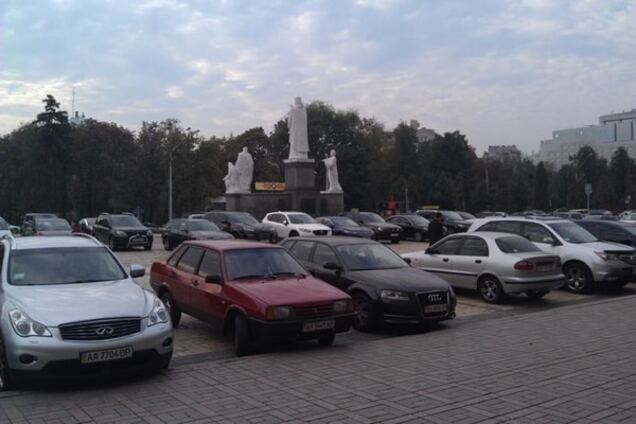 В Киеве автохамы опять оккупировали Михайловскую площадь: фотофакт