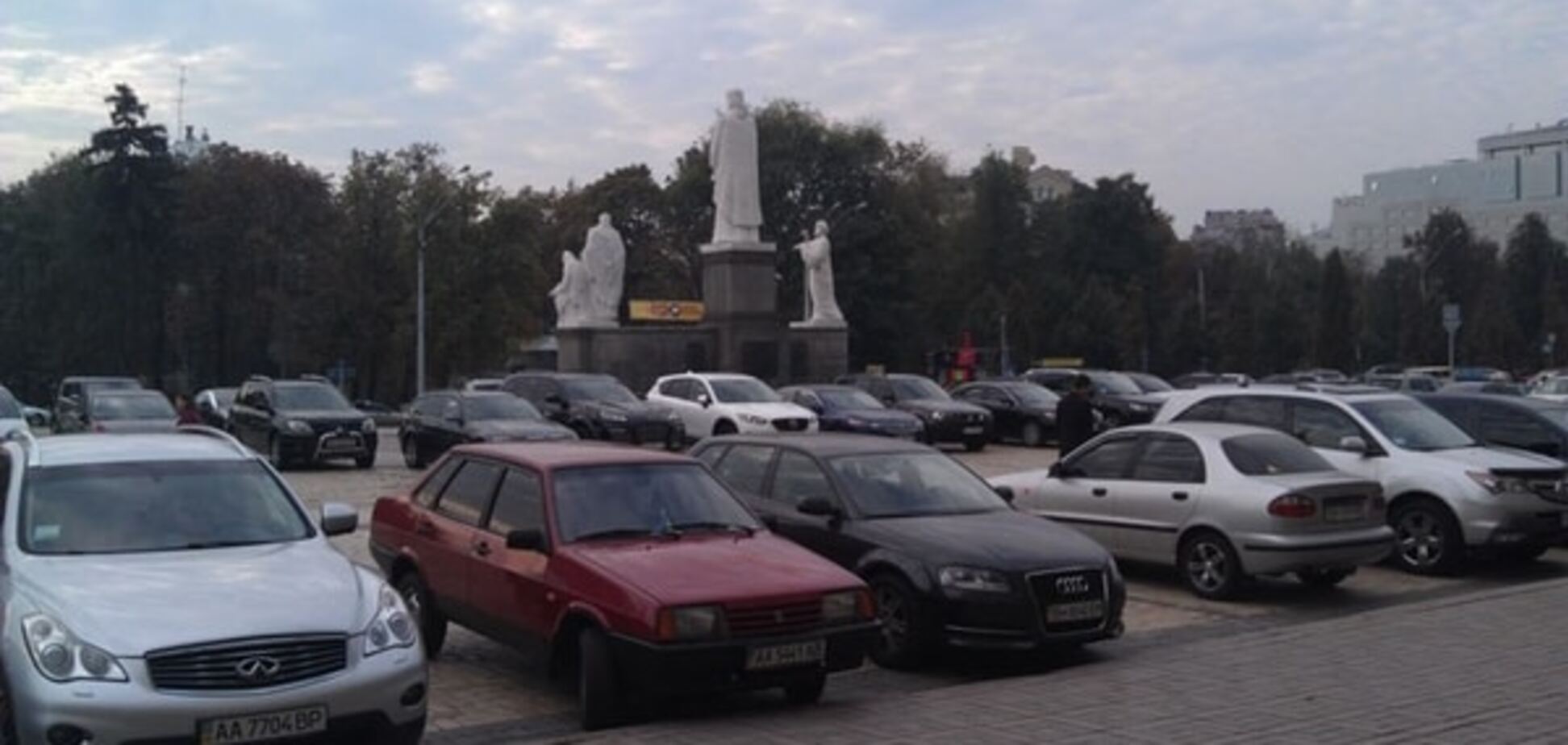 В Киеве автохамы опять оккупировали Михайловскую площадь: фотофакт