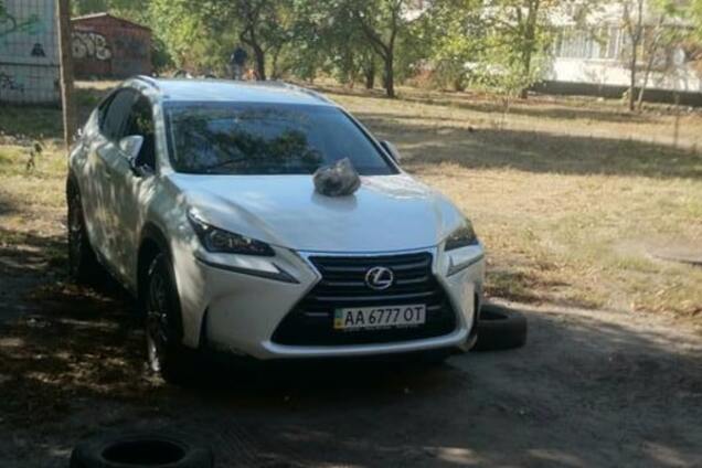 У Києві Lexus покарали за неправильну парковку: фотофакт