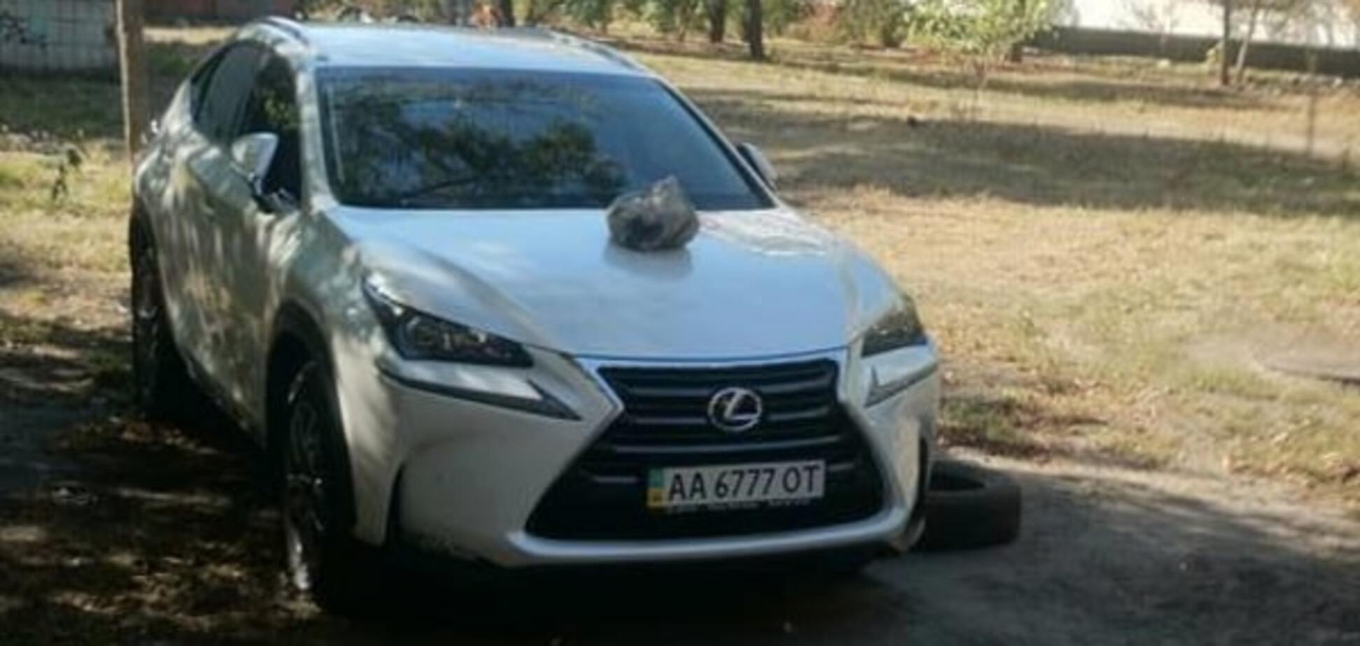 В Киеве Lexus наказали за неправильную парковку: фотофакт