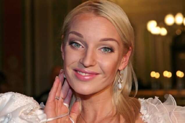 Обнаженная Волочкова проснулась в 'картинах и шедеврах': фотофакт