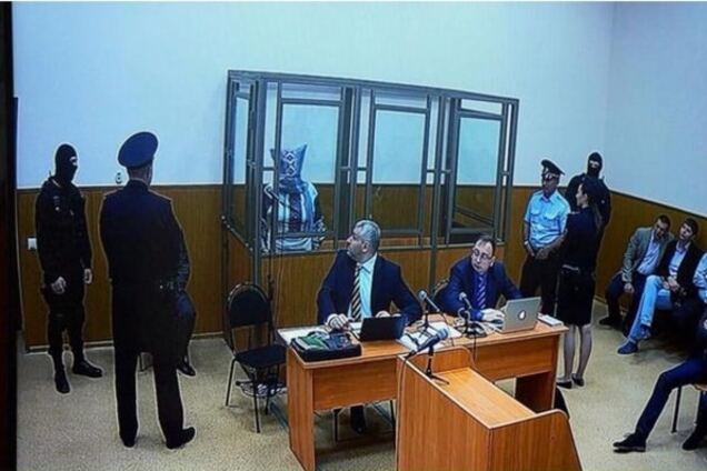 Савченко надела на голову мешок во время заседания суда: фотофакт