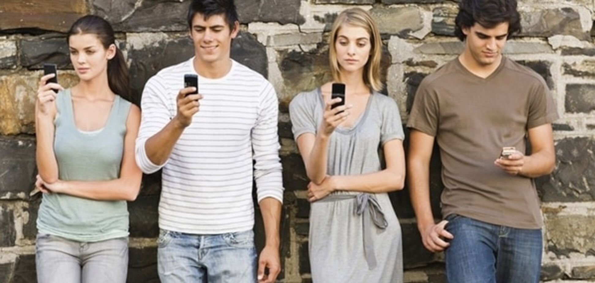 Ученые предупредили: мобильные телефоны портят романтику в отношениях