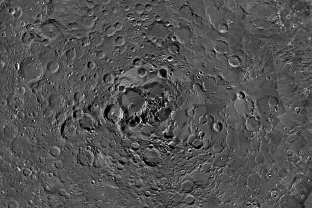 Ученых озадачило новое фото северного полюса Луны