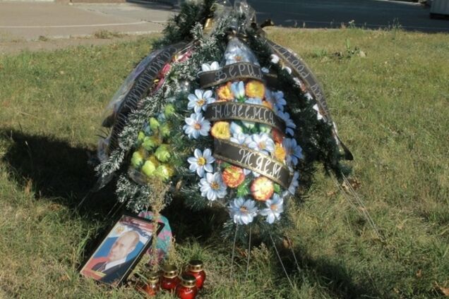 'Вовану - от пиратов'. Путину подарили похоронные венки: опубликованы фото