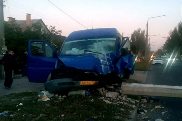 В Запорожье маршрутка налетела на электростолб, ранены шесть человек: опубликованы фото с места ДТП